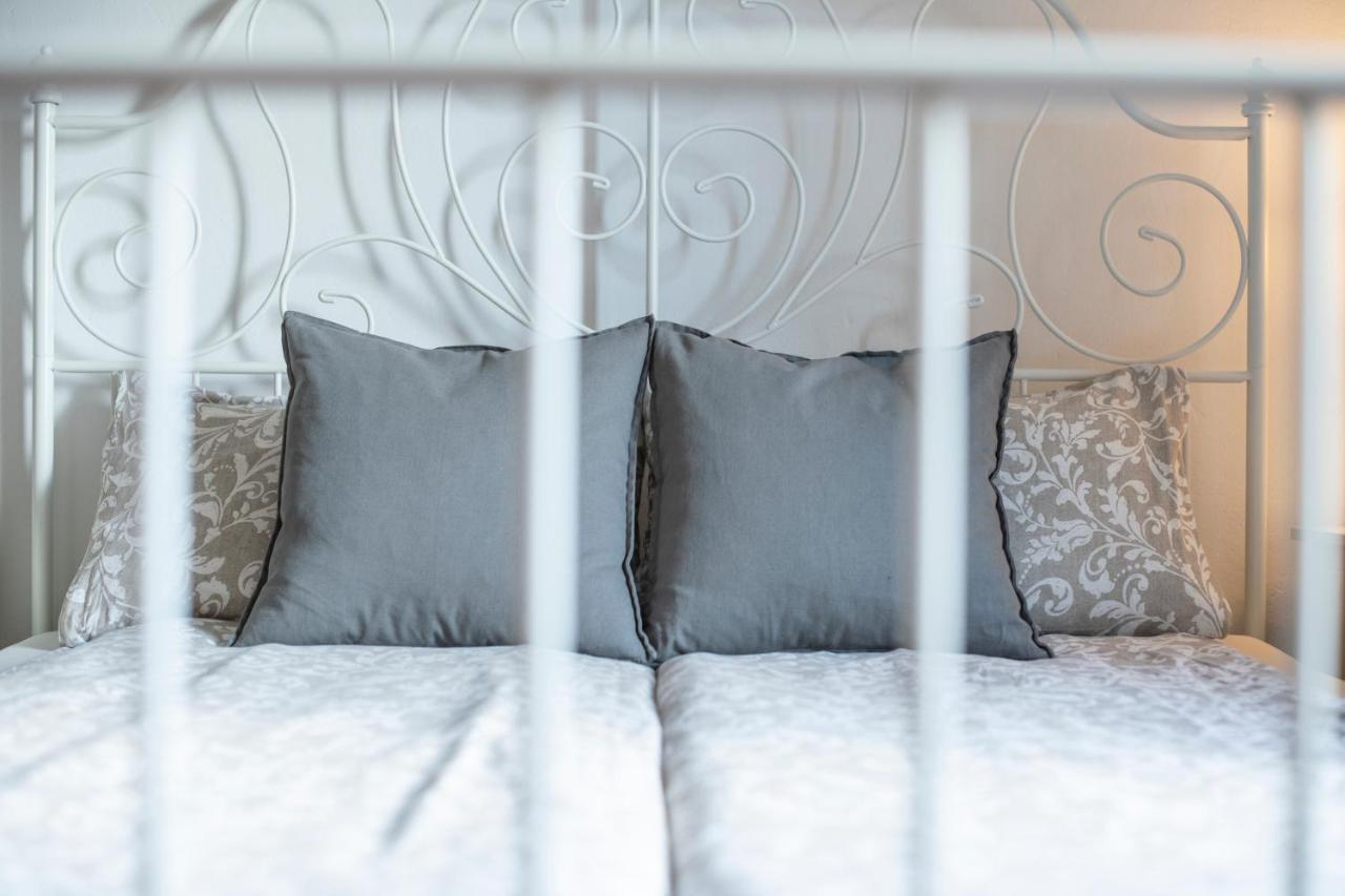 Old Town Studio And Apartment เวอร์ซาร์ ภายนอก รูปภาพ